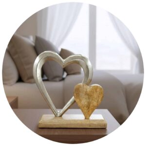 Twee harten metaal en hout in slaapkamer