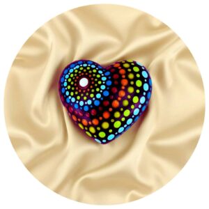 Houten hartje met dot painting op een beide zijden gedrapeerd laken.