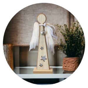 Houten engel met bonte vleugeltjes