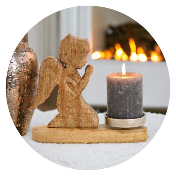 Houten engel met standaard kaars