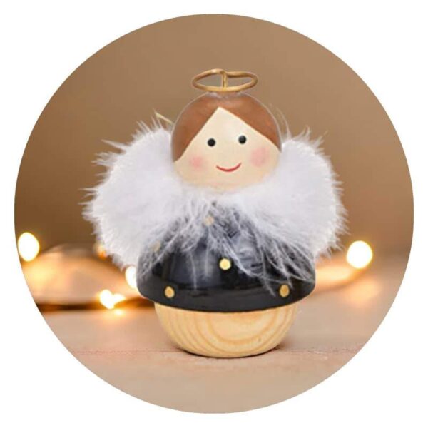 Houten engel met veren gestippeld