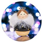 Houten engel met veren gestippeld