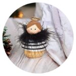 Houten engel met veren gestreept