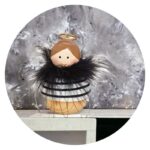 Houten engel met veren gestreept