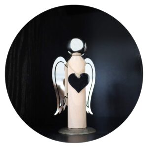 Houten engel metalen vleugels