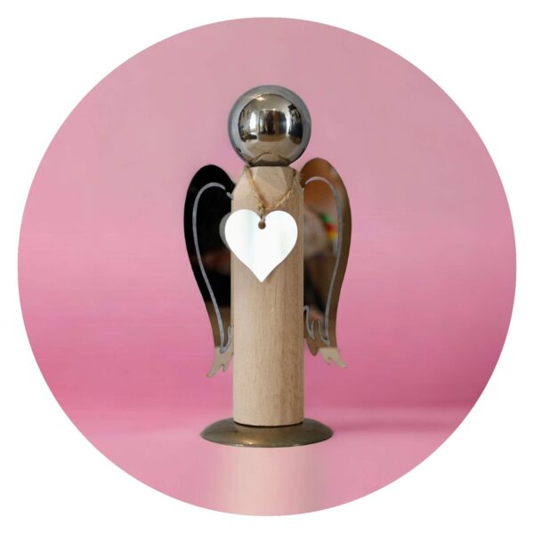 Houten engel metalen vleugels