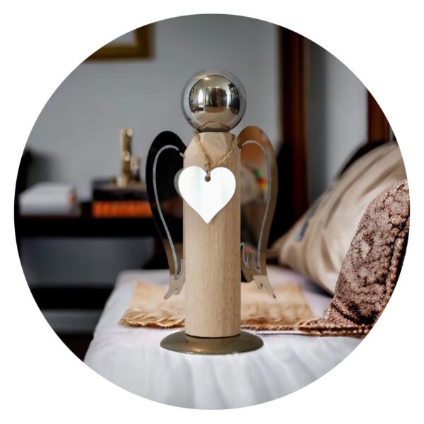 Houten engel metalen vleugels