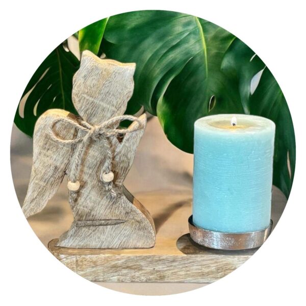 Houten engeltje met ruimte voor kaars