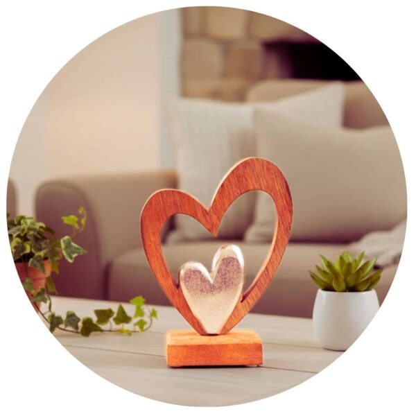 Robuuste houten hart met klein metalen hart in woonkamer