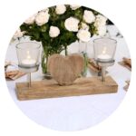 Houten hart met twee lichtjes