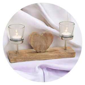 Houten hart met twee lichtjes