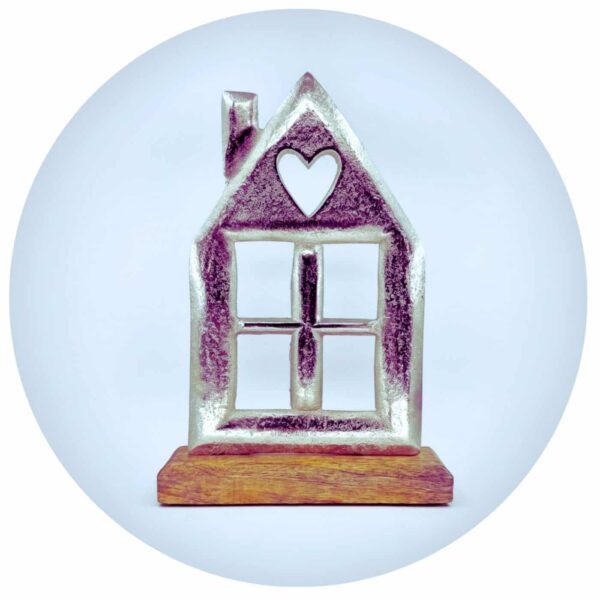 Metalen huis met hart op houten voet