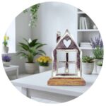 Huis met hart van metaal bij planten