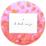 Lieve kaart ik denk aan je met een roze achtergrond mer oranje bloemblaadjes