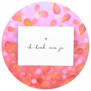 Lieve kaart ik denk aan je met een roze achtergrond mer oranje bloemblaadjes