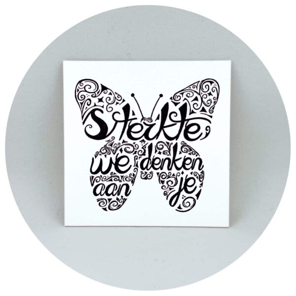 Witte kartonnen kaart met tekst Sterkte we denke aan je