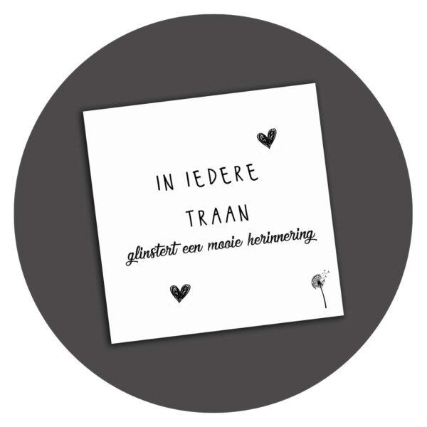 Zwart-witte kaart met de tekst In Iedere Traan glinstert een mooie herinnering