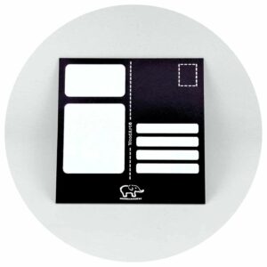 zwarte kartonnen kaart achterkant met schrijfruimte