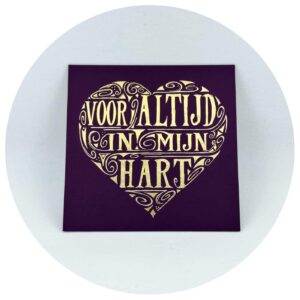 Zwarte kartonnen troostkaart met goudkleurige tekst Voor altijd in mijn hart
