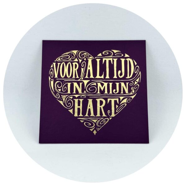 Zwarte kartonnen troostkaart met goudkleurige tekst Voor altijd in mijn hart