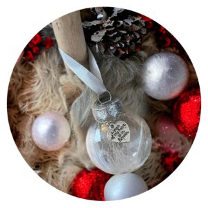 Kerstbal met veertje en tekst a piece of my heart is in heaven