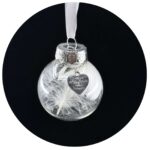 Kerstbal met veetje tegen een zwarte achtergrond