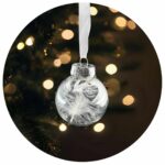 Kerstbal met veertje in kerstboom