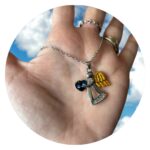 Ketting met zilverkleurig engeltje en goudkleurige vleugels en blauw steentje