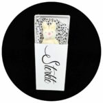 Konijn in een doosje met de tekst 'Sterkte' tegen een zwarte achtergrond.