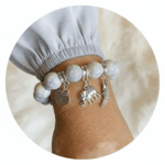 Kralenarmband met drie bedels met grijze blouse