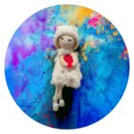 Meisje met rood hartje