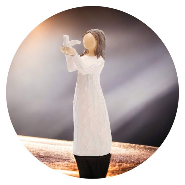 Beeldje van een meisje met vogeltje