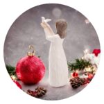 Beeldje van een meisje met vogeltje