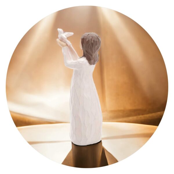 Beeldje van een meisje met vogeltje