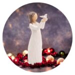 Beeldje van een meisje met vogeltje