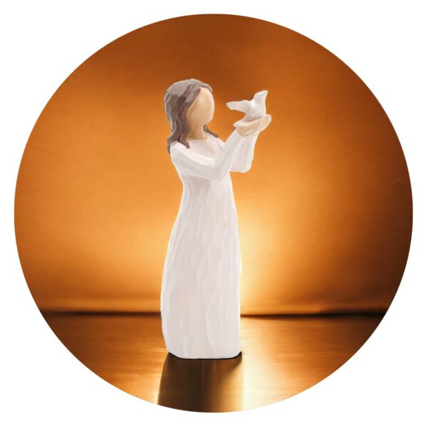 Beeldje van een meisje met vogeltje