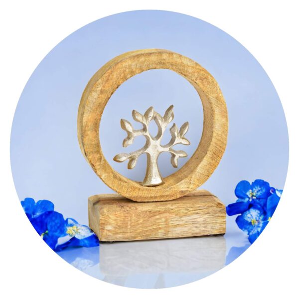 Metalen boom op mangohouten voet