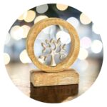 Metalen boom op mangohouten voet