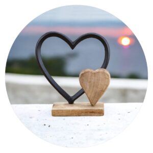 Houten en metalen hart op mangohouten voet