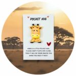Pocket Hug knuffelgiraf Engelse tekst