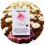 pocket hug engeltje witte jurk