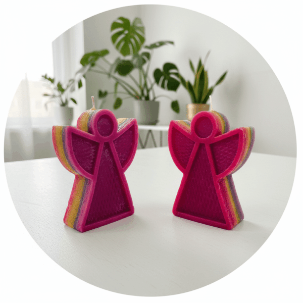 kaars regenboogengel paars of rood in witte kamer met planten