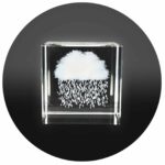 regenwolkje in glas met zwarte achtergrond