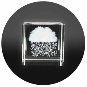 regenwolkje in glas met zwarte achtergrond