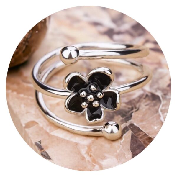 Ring met zwart bloemetje