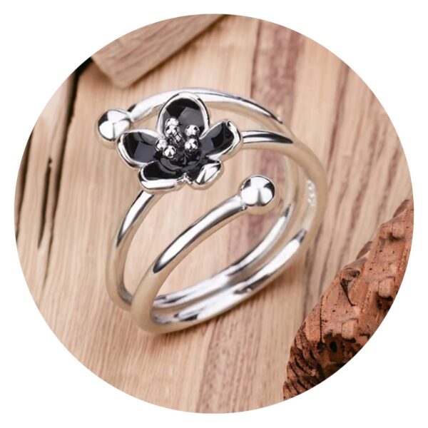 Ring met zwart bloemetje