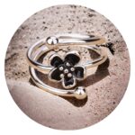 Ring met zwart bloemetje