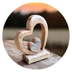 Robuust houten hart met klein hartje