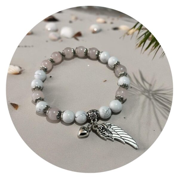 Roze gemarmerde armband met vleugeltje en hartje