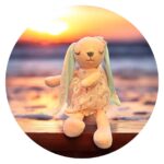 Roze onbescheiden konijn met oogjes dicht